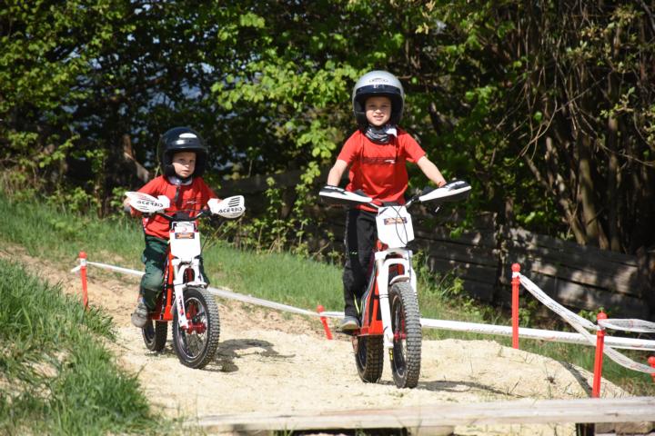 zwei Jungs fahren mit ihren Elektro Trials der Marke Oset auf der Trial Strecke.